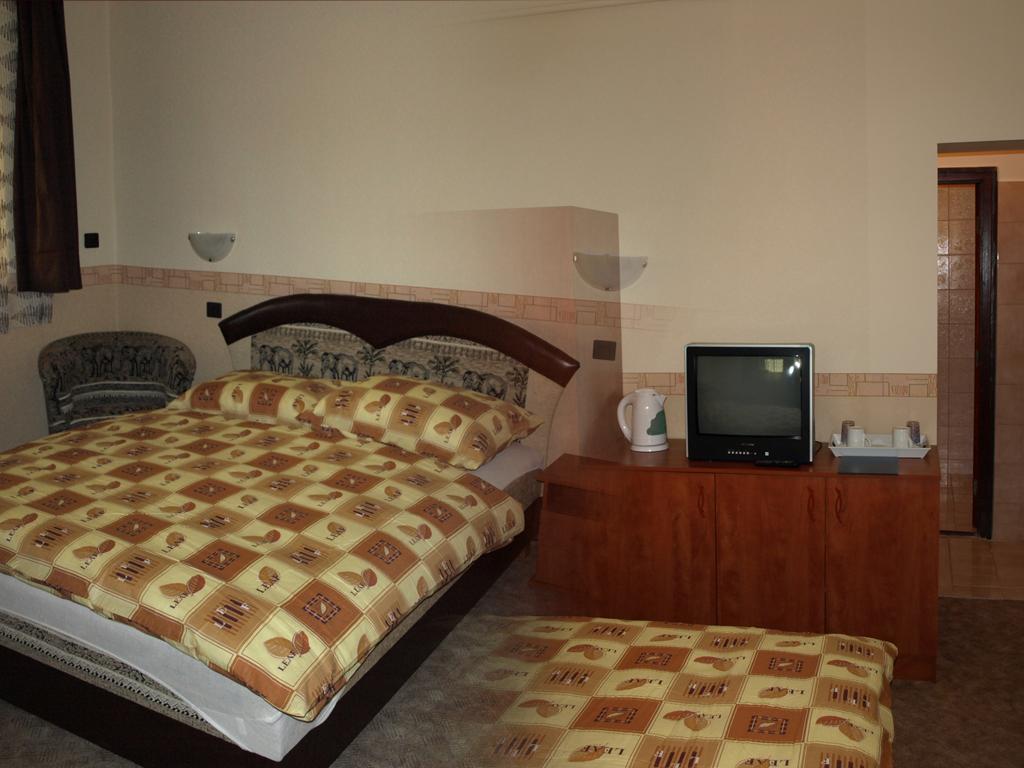 Fonix Panzio Hotel Papa Phòng bức ảnh