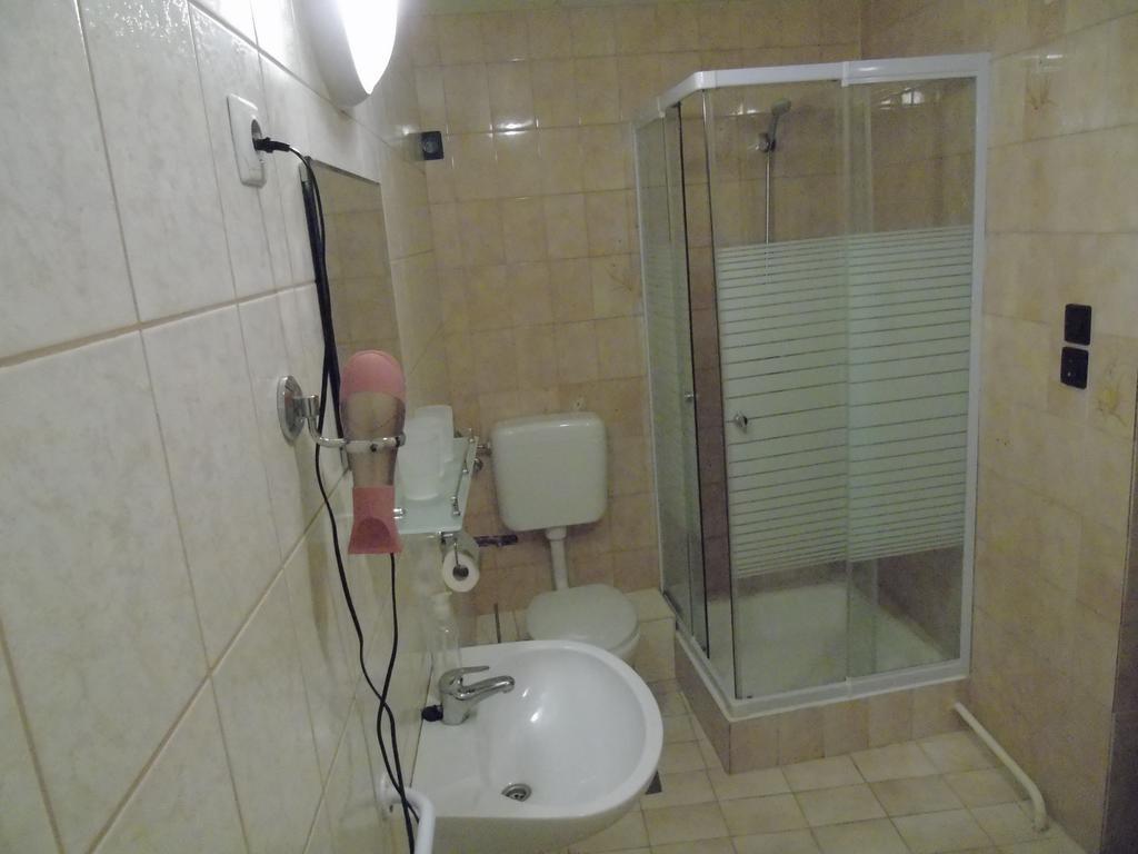 Fonix Panzio Hotel Papa Ngoại thất bức ảnh