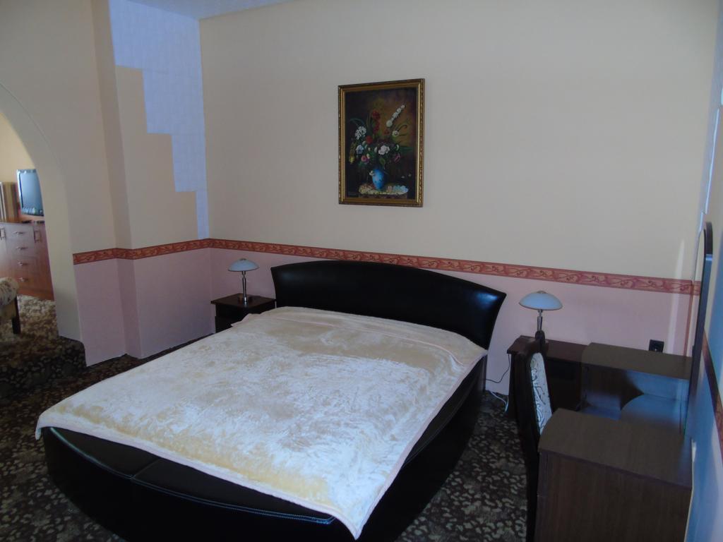 Fonix Panzio Hotel Papa Ngoại thất bức ảnh