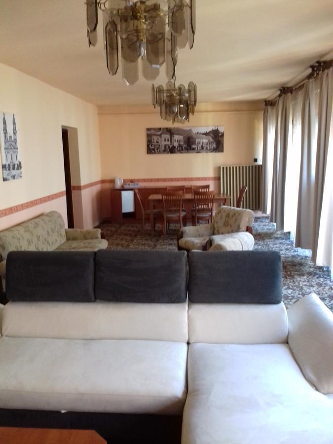 Fonix Panzio Hotel Papa Ngoại thất bức ảnh