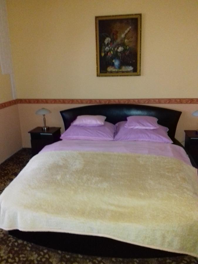 Fonix Panzio Hotel Papa Ngoại thất bức ảnh